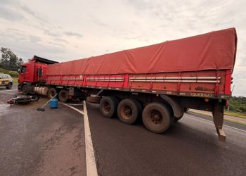 Motociclista e passageira ficam gravemente feridos em colisão com carreta