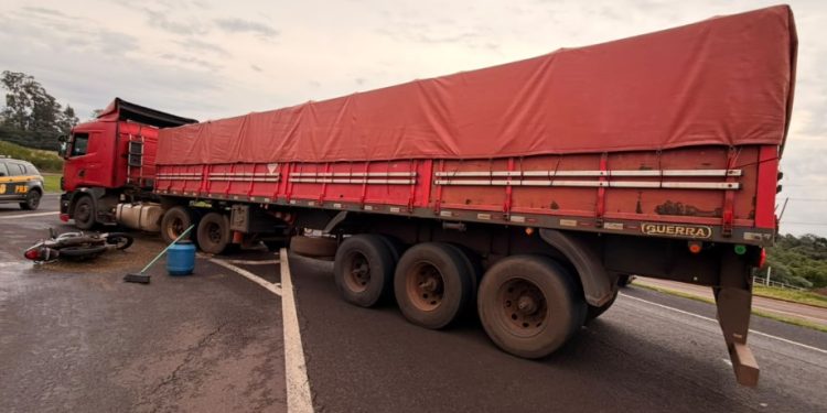 Motociclista e passageira ficam gravemente feridos em colisão com carreta