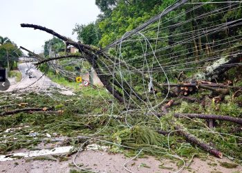 Frente fria provoca chuva forte e ventos acima de 100 km/h no Paraná