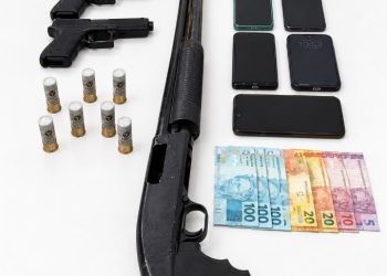 PM apreende espingarda calibre 12 e prende cinco pessoas em ação integrada em Foz do Iguaçu