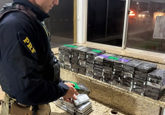PRF apreende 143 celulares escondidos em veículo na BR-277