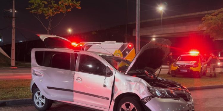 Indivíduo que transportava drogas tenta fugir da CORP e capota carro na Linha Verde