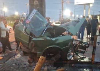 Passat parte ao meio em colisão com poste em Colombo e condutor fica gravemente ferido
