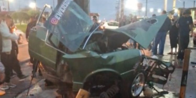 Passat parte ao meio em colisão com poste em Colombo e condutor fica gravemente ferido