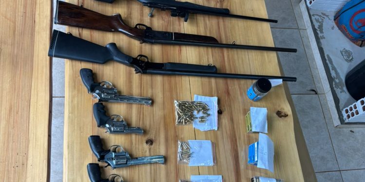 PCPR prende dois investigados e apreende 13 armas e centenas de munições em operação contra comércio ilegal no Oeste do Estado
