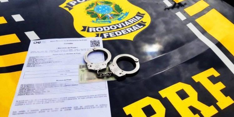 PRF prende quatro passageiros e apreende munições na BR-116 em Campina Grande do Sul (PR)