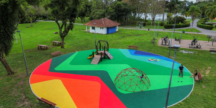 Playpet Espaço Amigo Bicho e parquinho infantil com piso emborrachado são as novas atrações do Parque Bacacheri