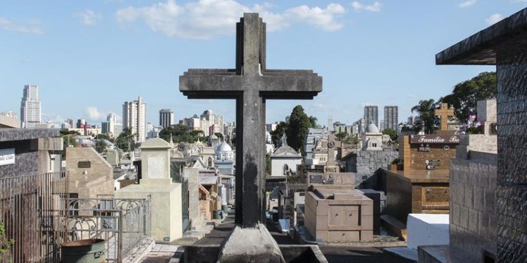 Dia de Finados: Saiba os horários e regras para limpeza e reparos de túmulos nos cemitérios municipais