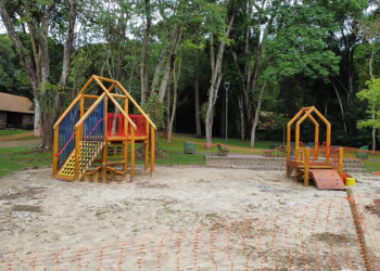 Bosque do Papa terá novo parquinho infantil com brinquedos de troncos de madeira