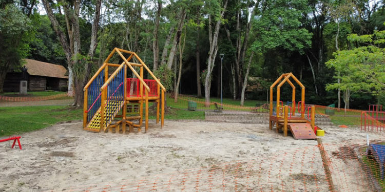 Bosque do Papa terá novo parquinho infantil com brinquedos de troncos de madeira