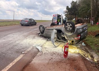 Capotamento deixa motorista e passageiro feridos na BR-163
