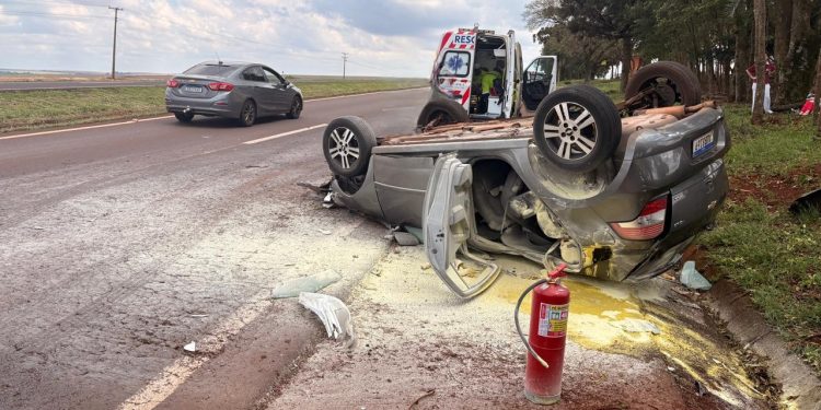 Capotamento deixa motorista e passageiro feridos na BR-163