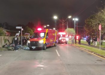 Motorista perde o controle e atinge ponto de ônibus, deixando cinco adolescentes feridos