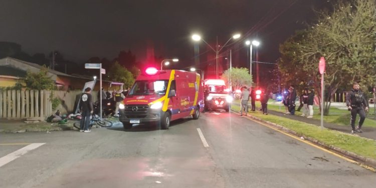 Motorista perde o controle e atinge ponto de ônibus, deixando cinco adolescentes feridos