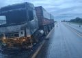 Caminhão-trator é destruído por incêndio na BR-369