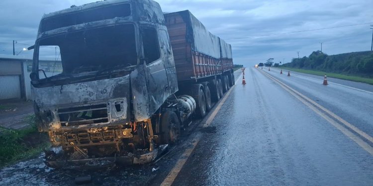 Caminhão-trator é destruído por incêndio na BR-369