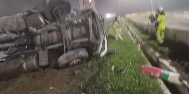 Colisão entre três carretas bloqueia BR-376 por quase quatro horas na Serra do Mar