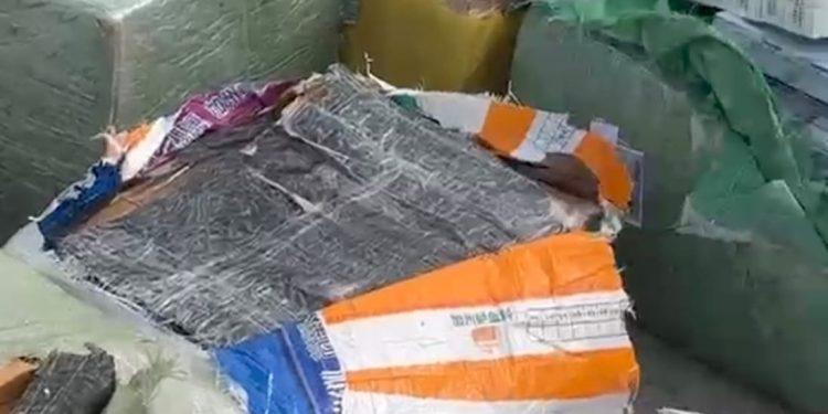 PM apreende carga de produtos contrabandeados em caminhão na BR-116