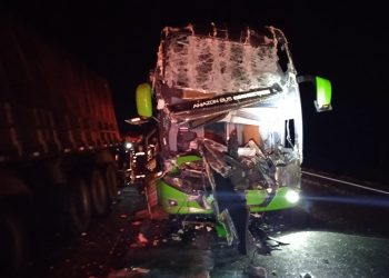Motorista de ônibus morre após colisão traseira com caminhão na BR-376