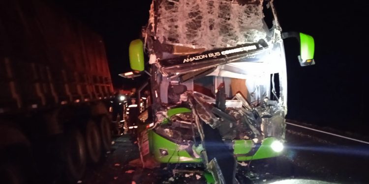 Motorista de ônibus morre após colisão traseira com caminhão na BR-376