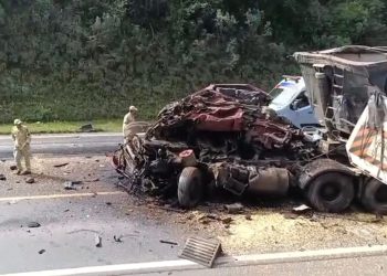 Motorista morre em acidente entre caminhões na BR-277