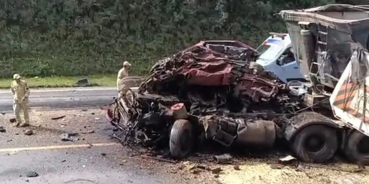 Motorista morre em acidente entre caminhões na BR-277