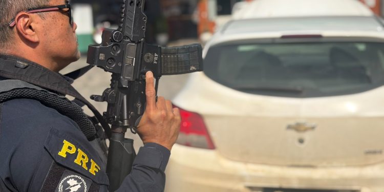 PRF recupera carro roubado com sinais de adulteração na BR-116, em Colombo