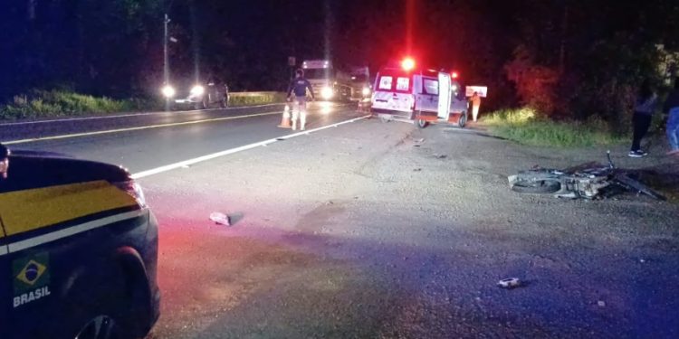 Motociclista de 21 anos morre em colisão frontal na BR-476