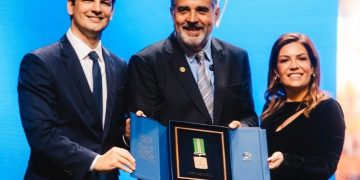 Do prato lavado em Londres à comenda: Délio Canabrava recebe a Ordem Municipal da Luz dos Pinhais