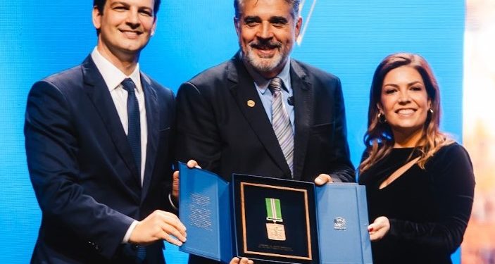 Do prato lavado em Londres à comenda: Délio Canabrava recebe a Ordem Municipal da Luz dos Pinhais