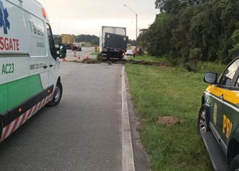 Motorista de 45 anos morre após caminhão sair da pista e submergir em área alagada no Contorno Leste