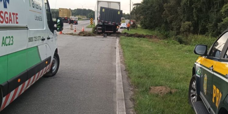 Motorista de 45 anos morre após caminhão sair da pista e submergir em área alagada no Contorno Leste