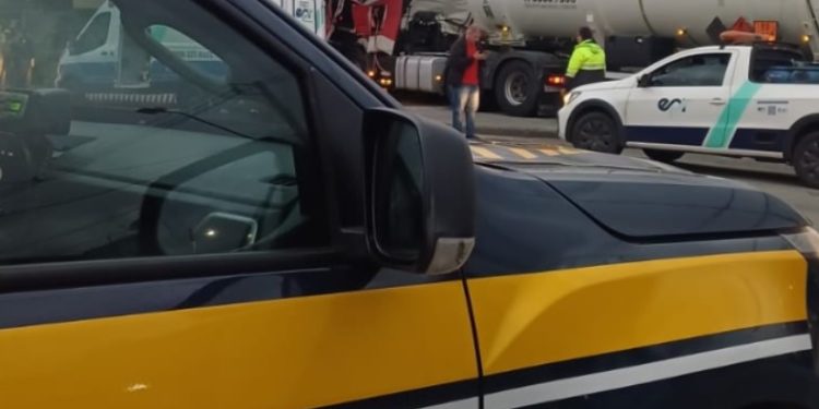 Motorista morre após caminhão-tanque sair da pista e atingir comércio em Paranaguá