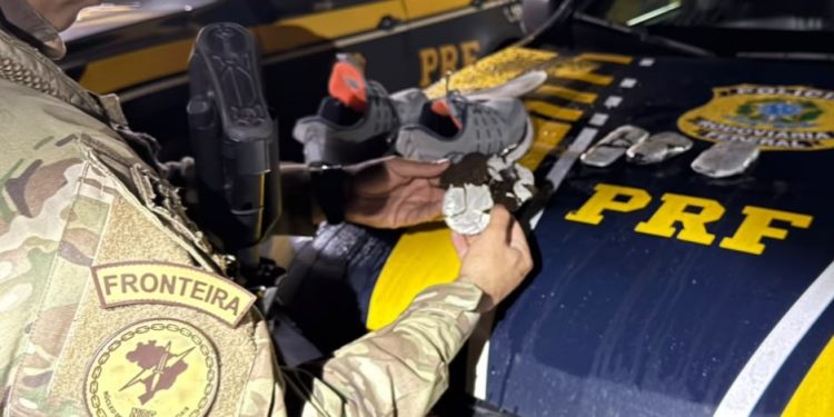 PRF apreende 515 gramas de haxixe escondidos em calçados de passageiro na BR-369