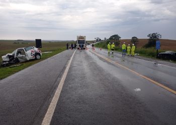 Colisão frontal entre dois carros deixa um morto e seis feridos na BR-369
