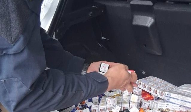 PRF apreende medicamentos estrangeiros em carro de escolta armada na BR-277