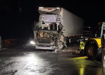 Colisão entre dois bitrens provoca fila de 10 km na BR-116, em Campina Grande do Sul