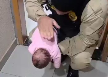 Policiais militares salvam recém-nascida de 9 dias que estava engasgada