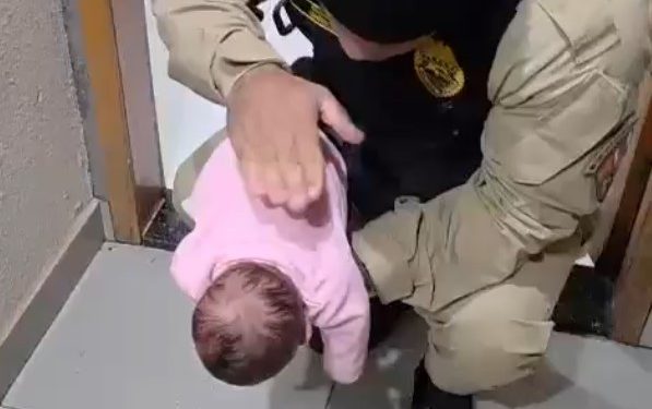 Policiais militares salvam recém-nascida de 9 dias que estava engasgada