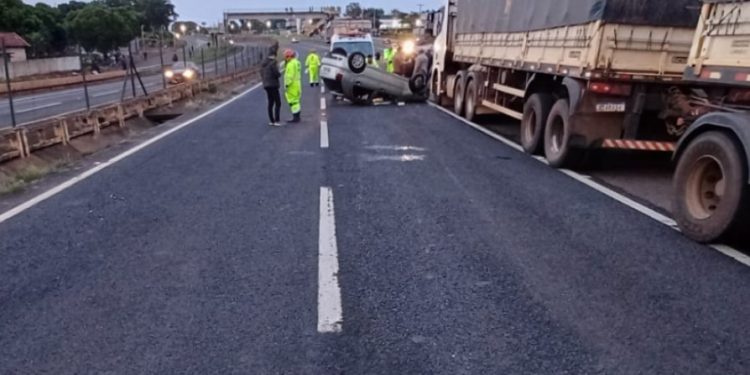 Capotamento de carro deixa cinco feridos, dois em estado grave, na BR-376