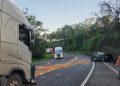 BMW invade pista contrária e bate de frente com carreta na BR-376