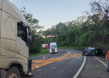 BMW invade pista contrária e bate de frente com carreta na BR-376