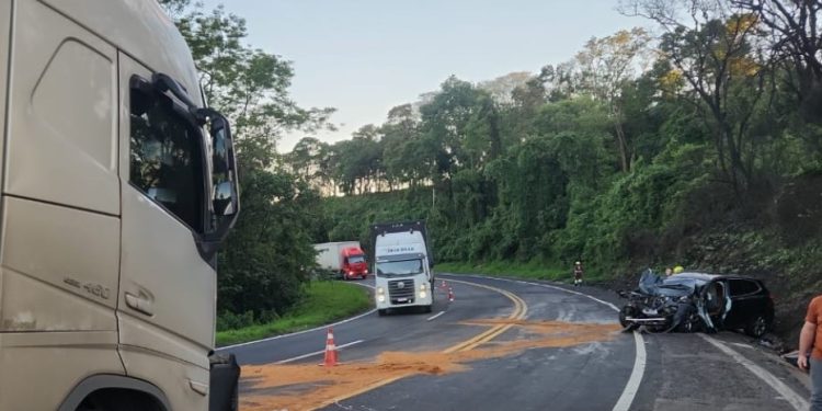 BMW invade pista contrária e bate de frente com carreta na BR-376