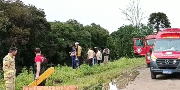 Irmãos caem com carro dentro de rio e acidente acaba em tragédia