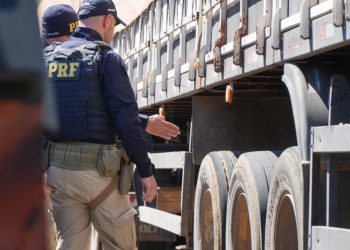 PRF flagra irregularidades em mais da metade dos caminhões fiscalizados no Paraná