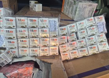 PRF apreende mais de 8 mil medicamentos e homem acaba preso