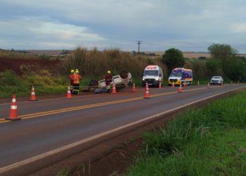 Condutor de carro não resiste após capotamento na PR-090