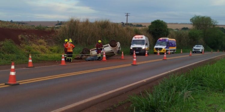 Condutor de carro não resiste após capotamento na PR-090