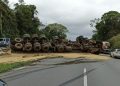 Carreta tomba e espalha carga de soja na BR-277, em Paranaguá