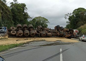 Carreta tomba e espalha carga de soja na BR-277, em Paranaguá